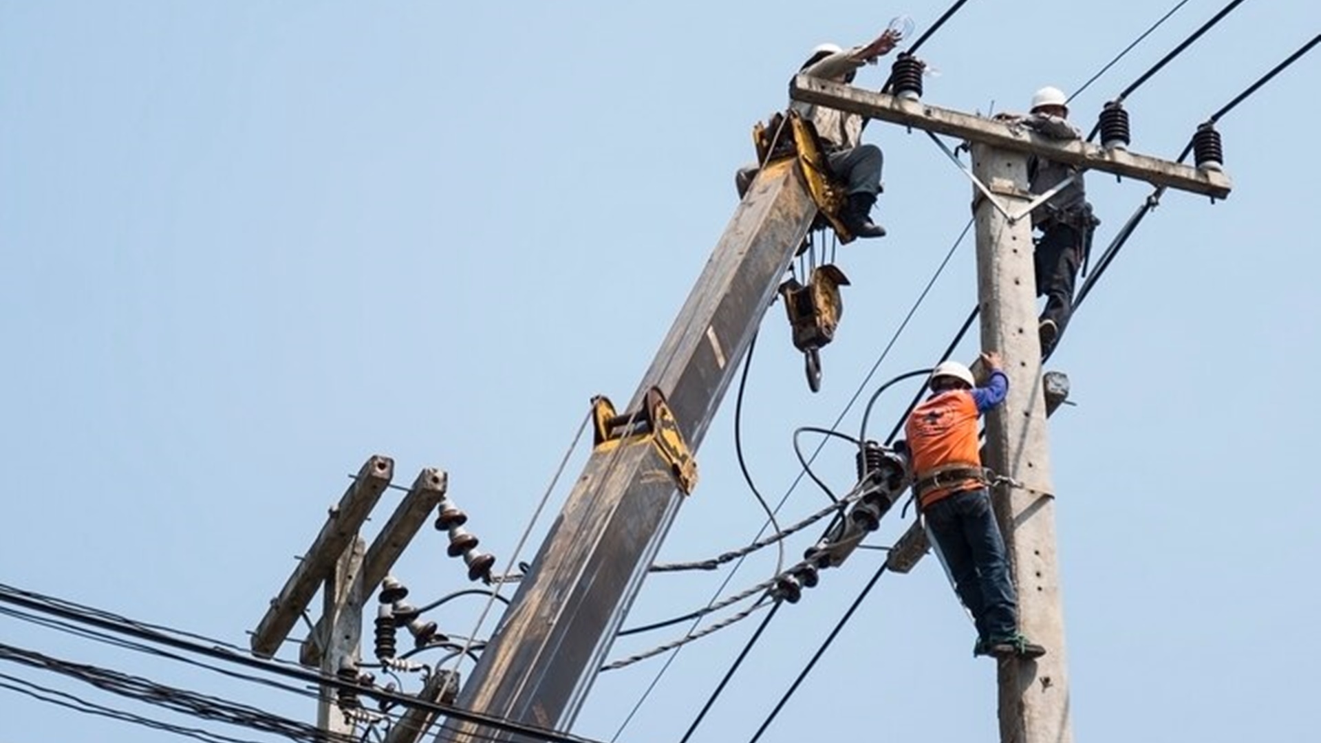 Remoção de postes suspende energia elétrica na região do Jd. Alto do Lago, em Limeira