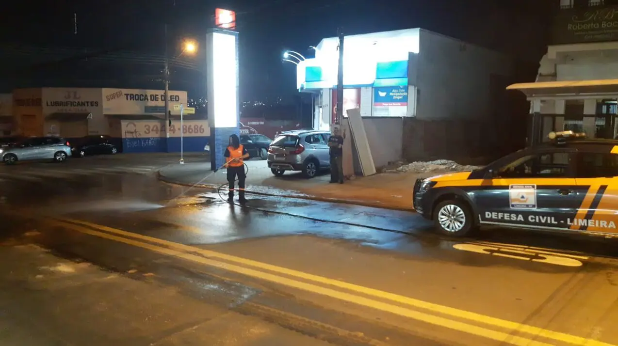 Terra de obra espalhada na rua causa acidente com moto na Vista Alegre