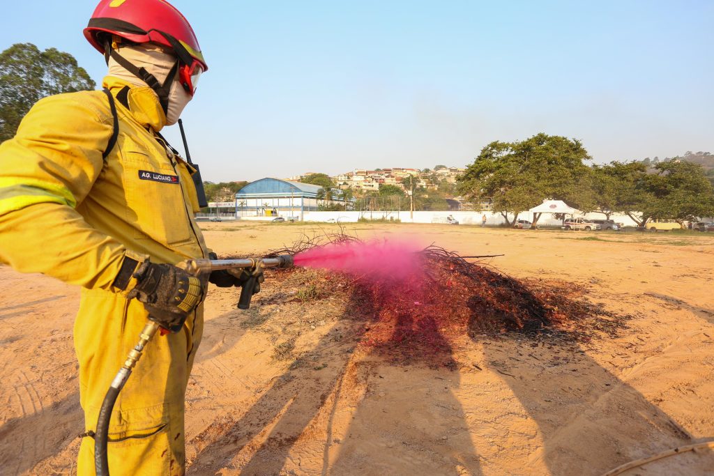 Testes-realizados-pela-Defesa-Civil-em-ambiente-controlado-mostraram-a-extincao-de-um-foco-de-fogo-em-um-minuto-e-40-segundos