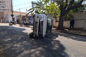 Bandido capota com veículo roubado após fugir da GCM