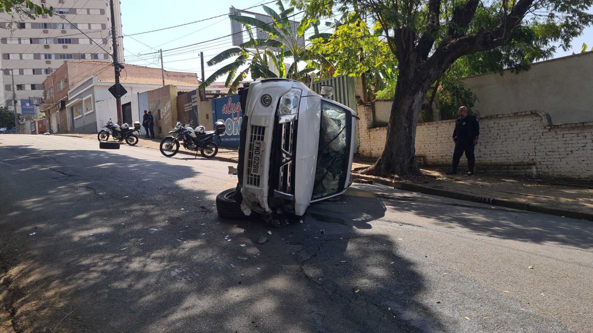 Bandido capota com veículo roubado após fugir da GCM