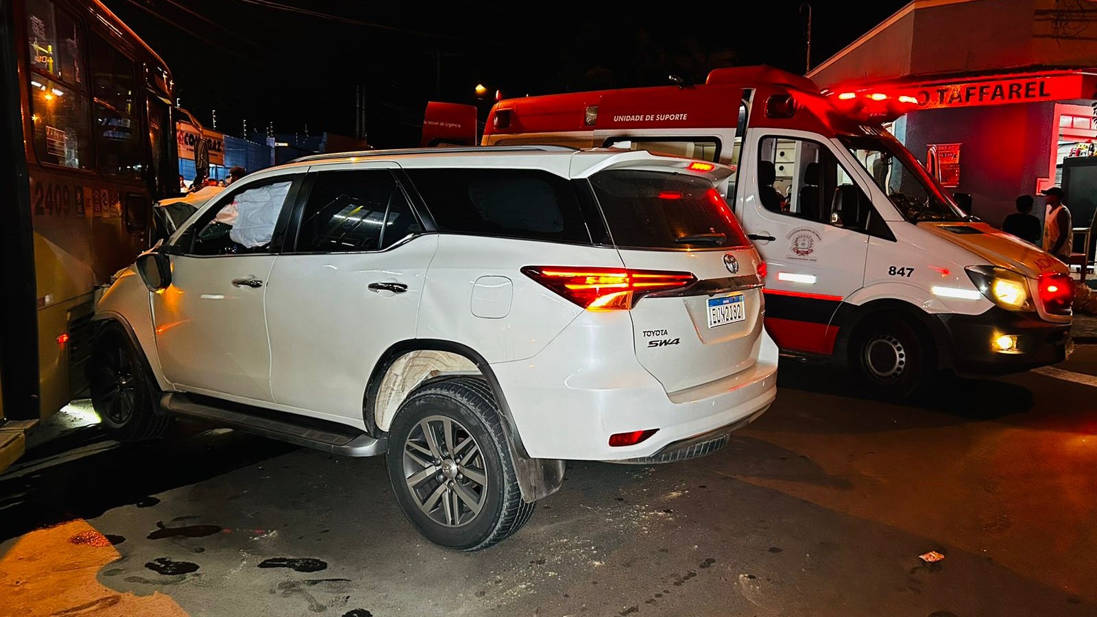 Acidente entre carro e ônibus deixa feridos no Jd. Piratininga