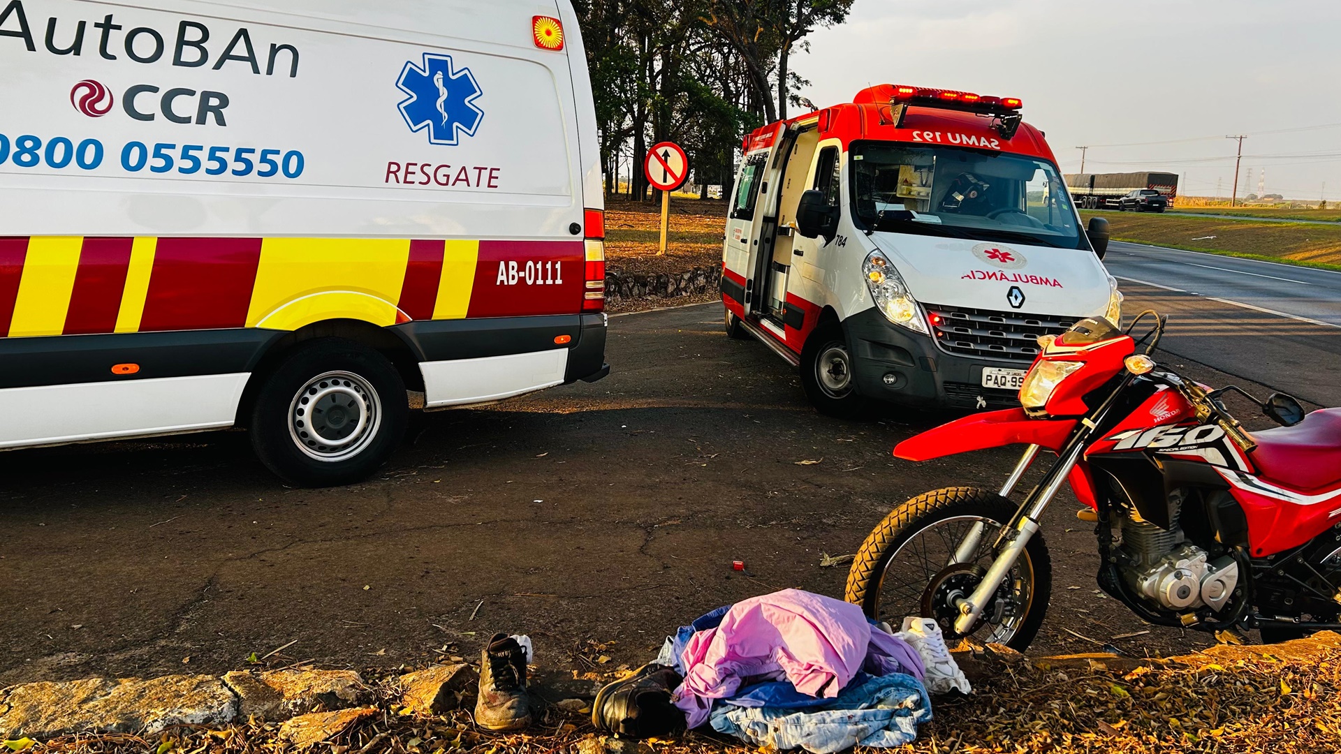 Acidente entre moto e carro deixa motociclista em estado grave na Anhanguera