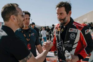 Ator Keanu Reeves estreia como piloto na Toyota GR Cup