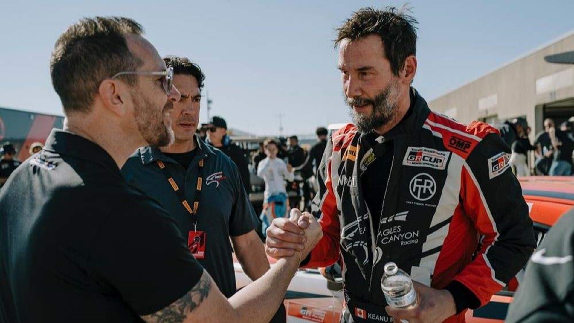 Ator Keanu Reeves estreia como piloto na Toyota GR Cup