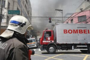 Bombeiros controlam incêndio em shopping no centro de São Paulo