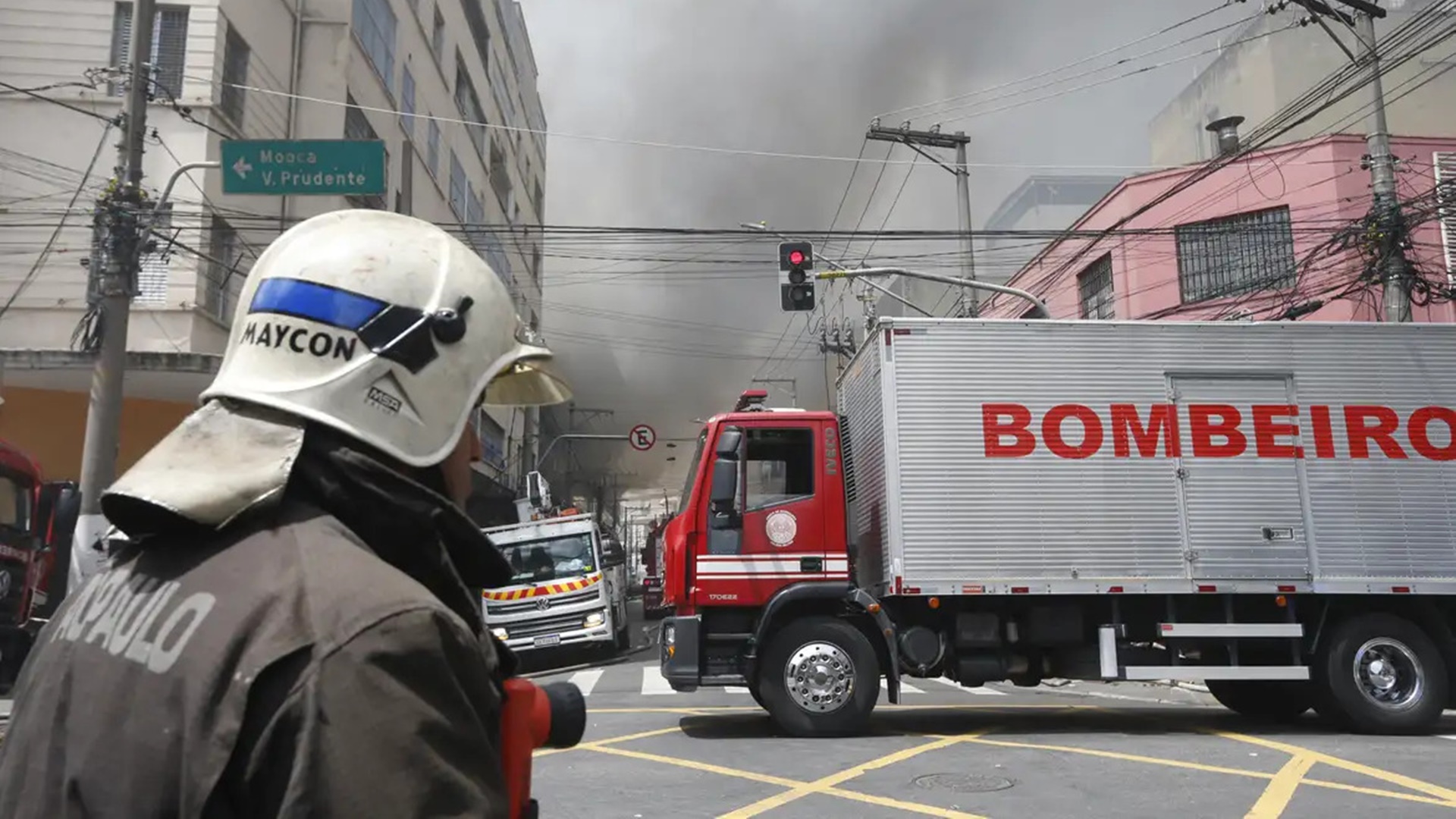 Bombeiros controlam incêndio em shopping no centro de São Paulo