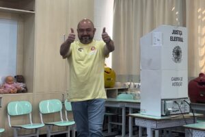 Candidato a prefeito, Mitsunaga vota em escola do Ouro Verde, em Limeira