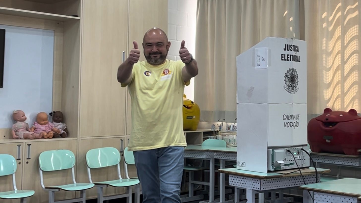 Candidato a prefeito, Mitsunaga vota em escola do Ouro Verde, em Limeira