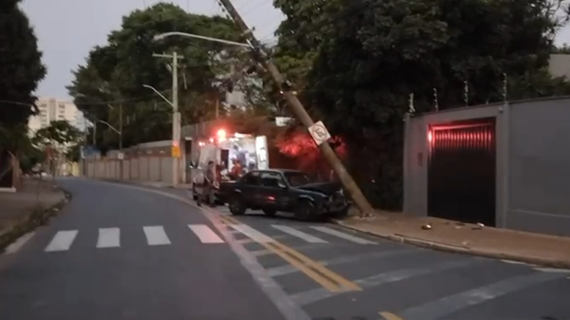 Carro atinge poste e duas pessoas ficam feridas no NS de Fátima