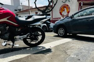 Carro avança preferencial e causa acidente com moto na Vila Cristovam, em Limeira