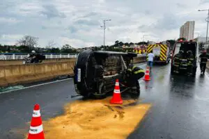 Motorista perde o controle e tomba o carro no viaduto, em Limeira