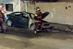 Veículo pega fogo no Jardim Santana, em Limeira