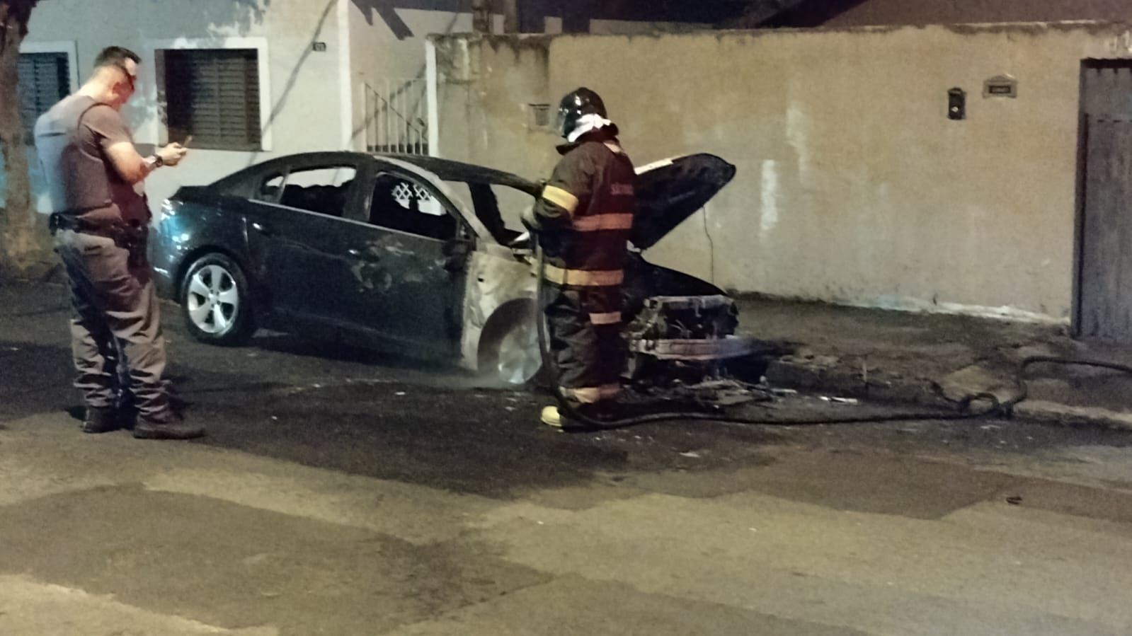 Veículo pega fogo no Jardim Santana, em Limeira