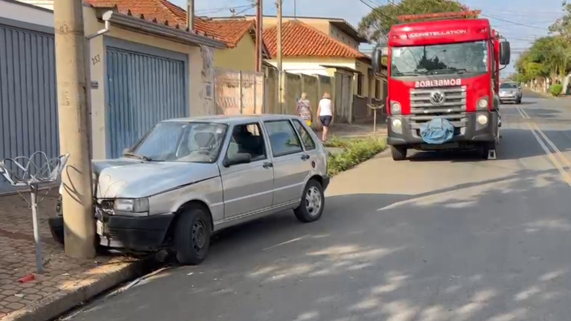 Colisão entre carro e poste deixa mulher ferida no Jd. Piratininga, em Limeira