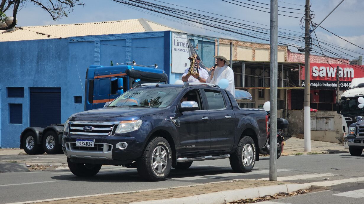 Fieis realizam carreata pela cidade em louvor à Nossa Senhora Aparecida