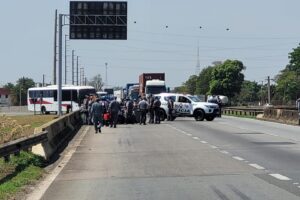 Homem em surto em viaduto na Rodovia Anhanguera é resgatado