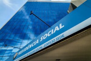 INSS começa a pagar benefícios acima do mínimo nesta terça