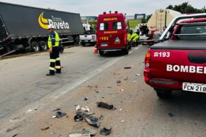 Idoso fica ferido ao bater contra dois caminhões na Limeira-Engenheiro Coelho