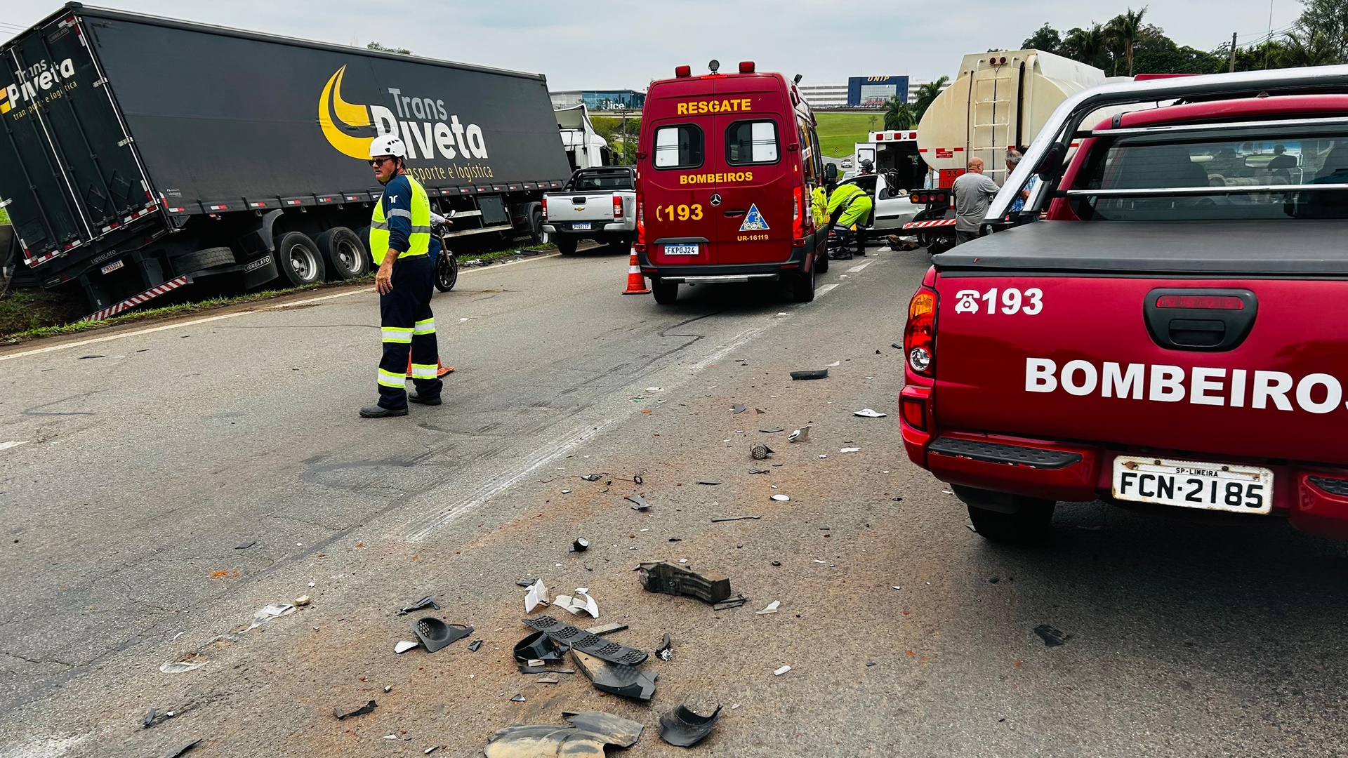 Idoso fica ferido ao bater contra dois caminhões na Limeira-Engenheiro Coelho