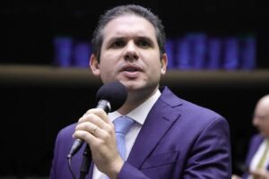 Lira anuncia Hugo Motta como candidato à presidência da Câmara