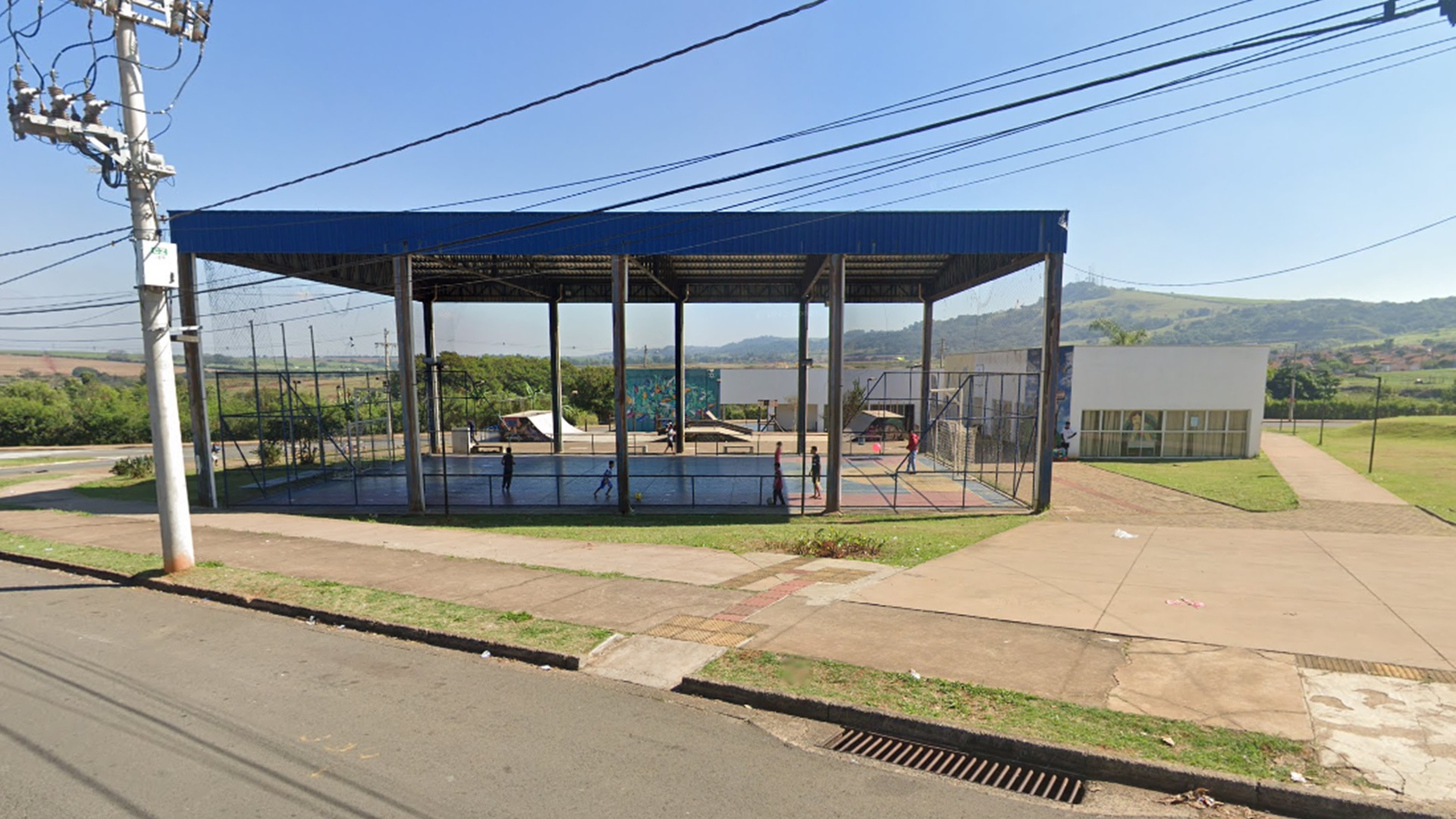 Menor é apreendido quebrando base de poste no CEU Geada, em Limeira