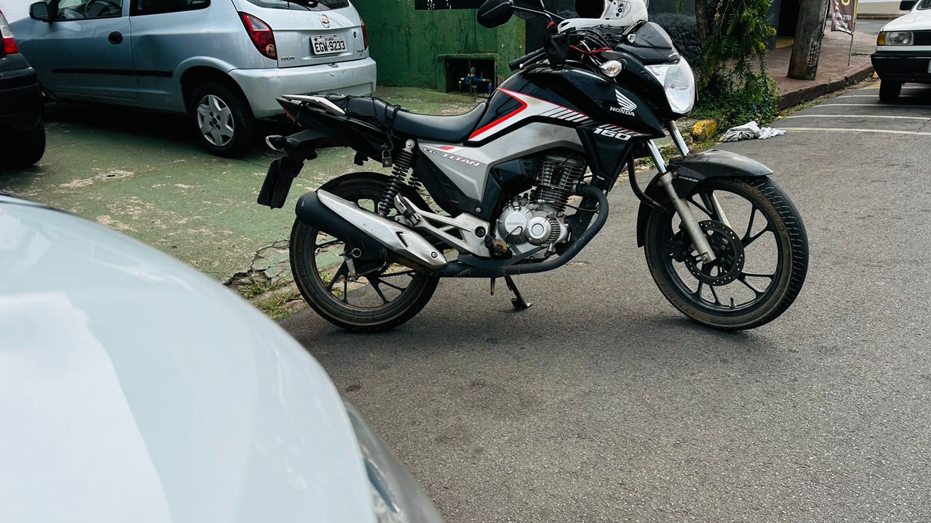 Motociclista fica ferido após colidir contra carro na Vila Camargo, em Limeira