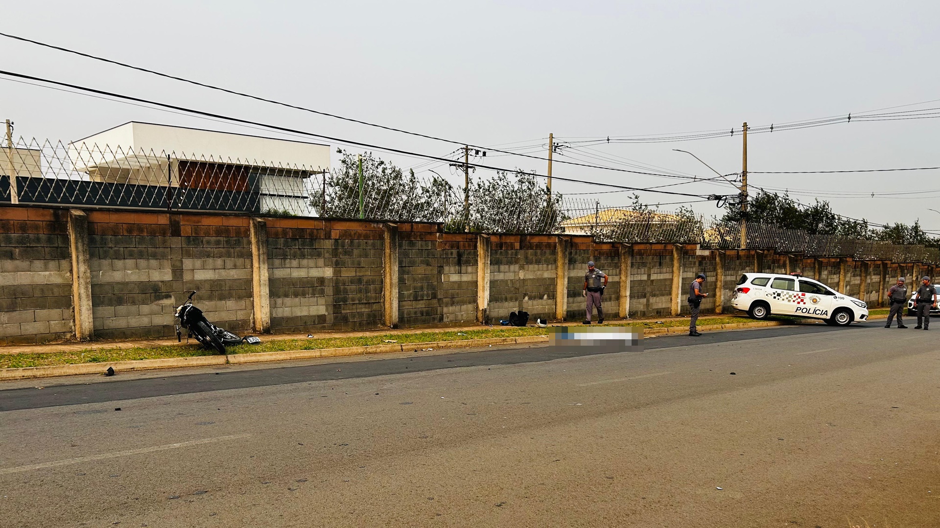 Motociclista morre após colidir contra muro de condomínio em Limeira