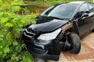 Motorista colide contra semáforo e abandona veículo na Ponte Preta, em Limeira