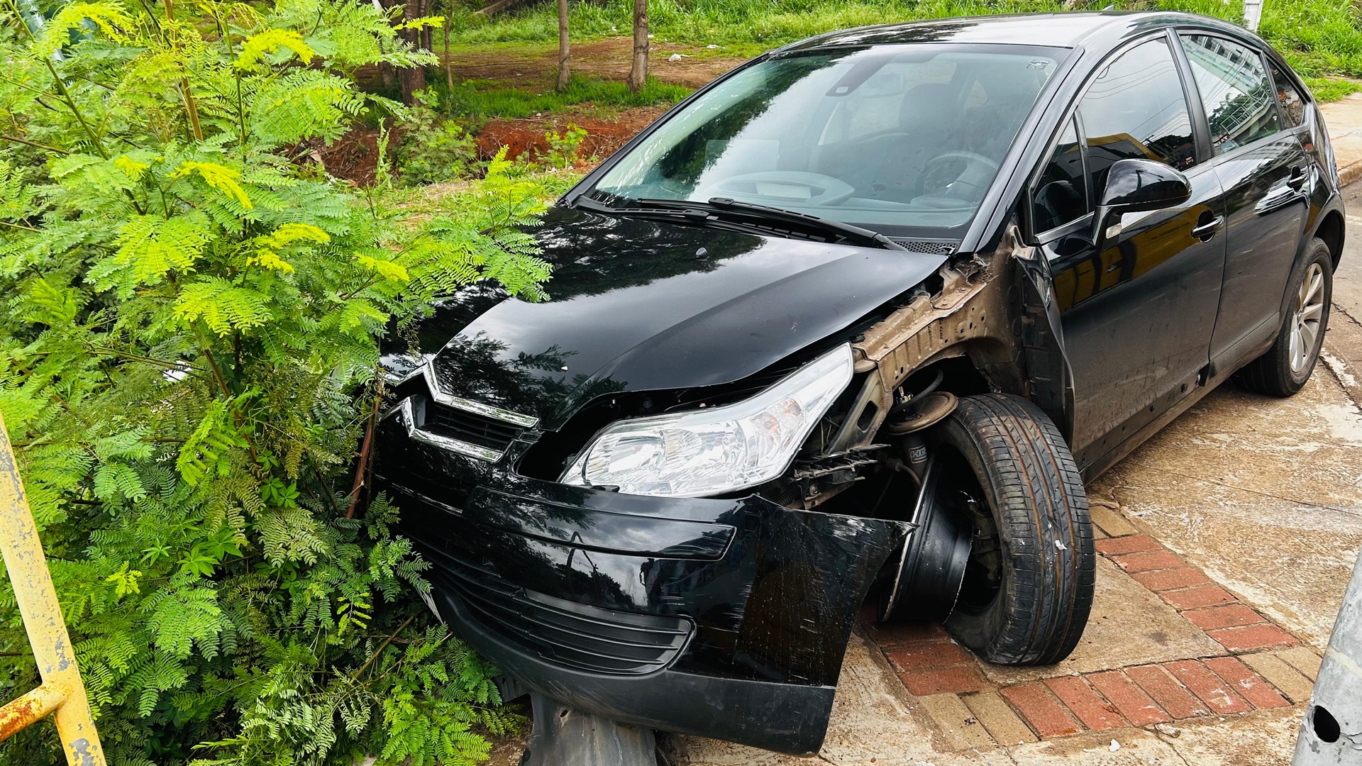 Motorista colide contra semáforo e abandona veículo na Ponte Preta, em Limeira