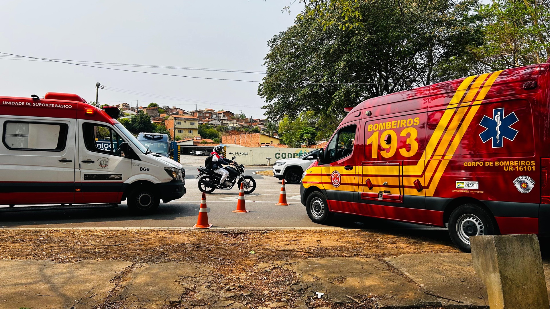 Mototaxista e garupa ficam feridos em acidente na Marginal Tatu, em Limeira