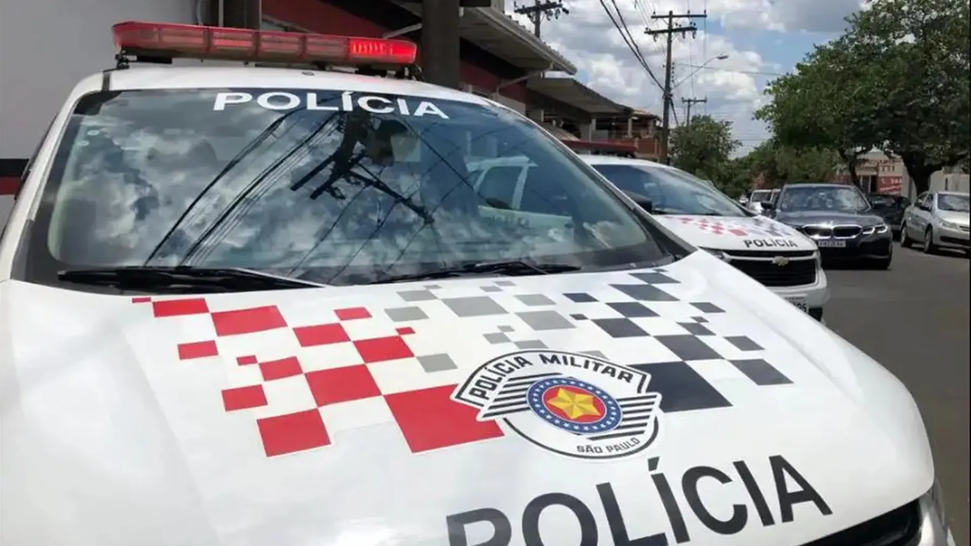 Mulher tem carro roubado enquanto aguardava filho em Limeira