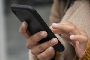 Mulher tem celular furtado da bolsa dentro de bar em Limeira