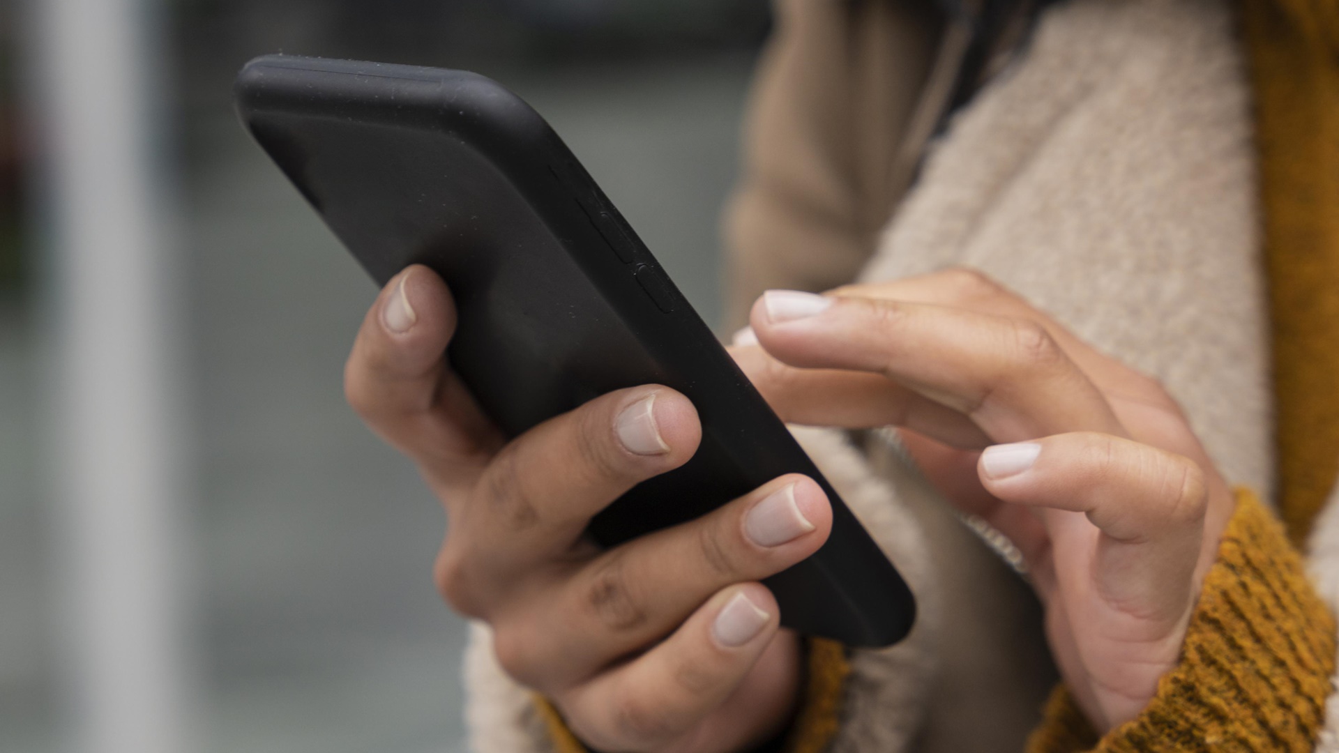 Mulher tem celular furtado da bolsa dentro de bar em Limeira