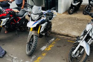 PM apreende duas motos BMW 310 GS e jovem é preso por furto em Limeira