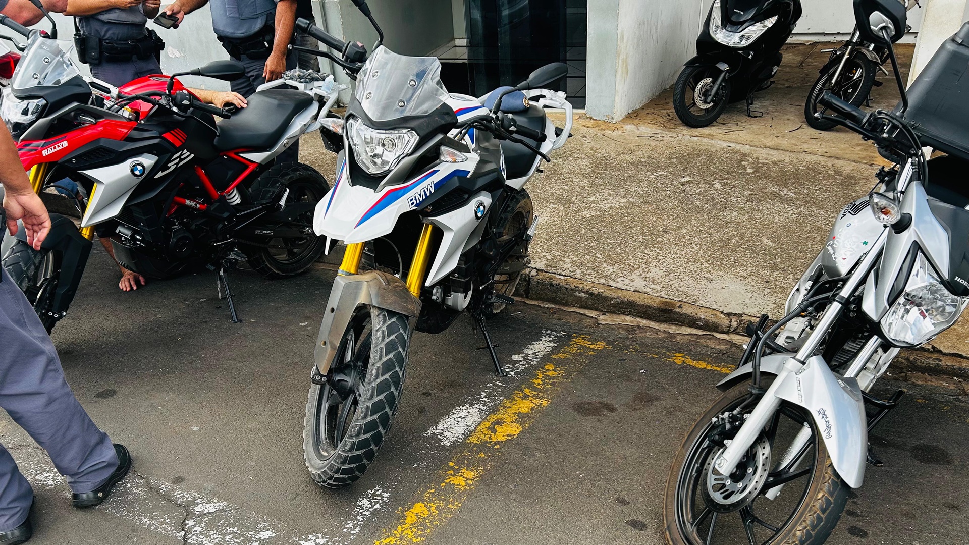 PM apreende duas motos BMW 310 GS e jovem é preso por furto em Limeira