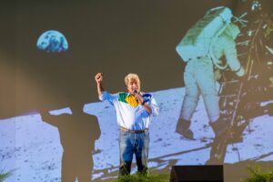 Palestra com astronauta Marcos Pontes lota Nosso Clube