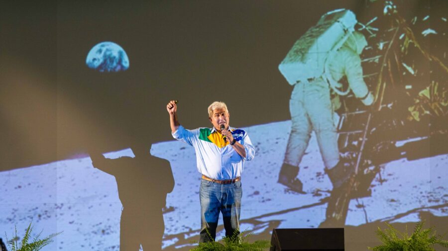 Palestra com astronauta Marcos Pontes lota Nosso Clube