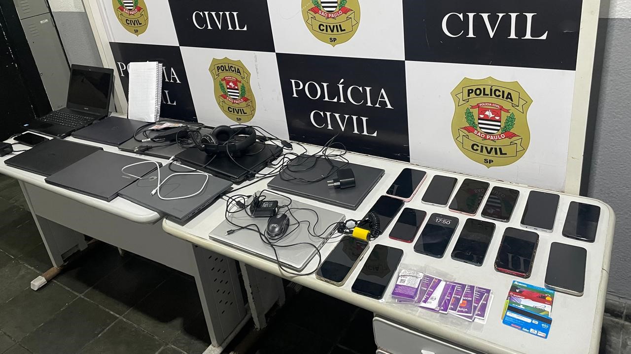 Polícia fecha falsa central telefônica e prende 7 pessoas no litoral