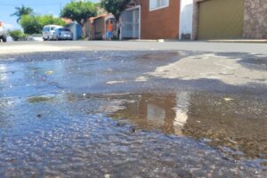 Vazamento em rua da Vila Camargo deixa moradores sem água, em Limeira 