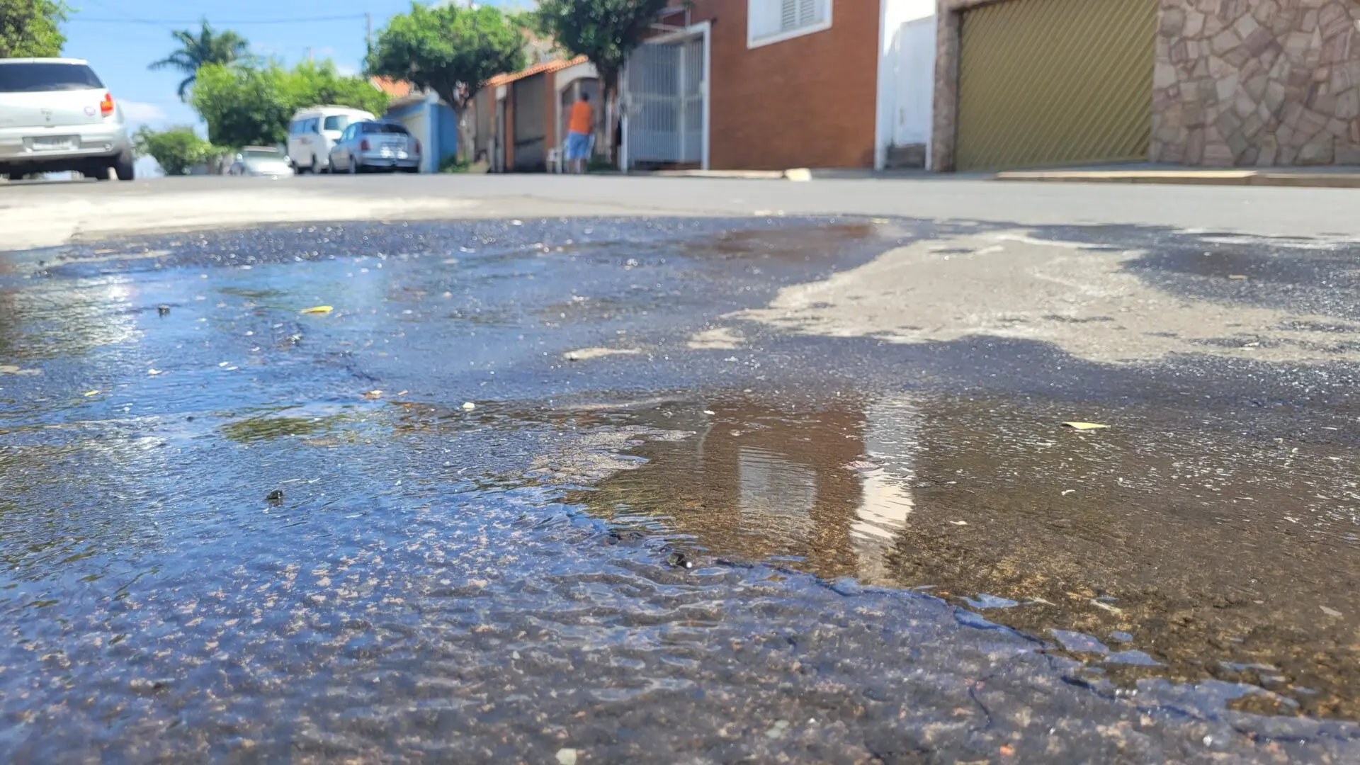Vazamento em rua da Vila Camargo deixa moradores sem água, em Limeira