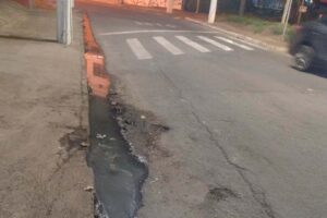 Acúmulo de água em guia na Av. Laranjeira gera preocupação