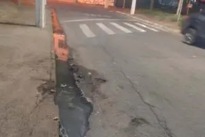 Acúmulo de água em guia na Av. Laranjeira gera preocupação