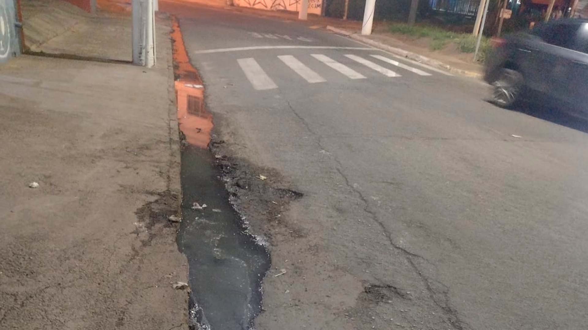 Acúmulo de água em guia na Av. Laranjeira gera preocupação