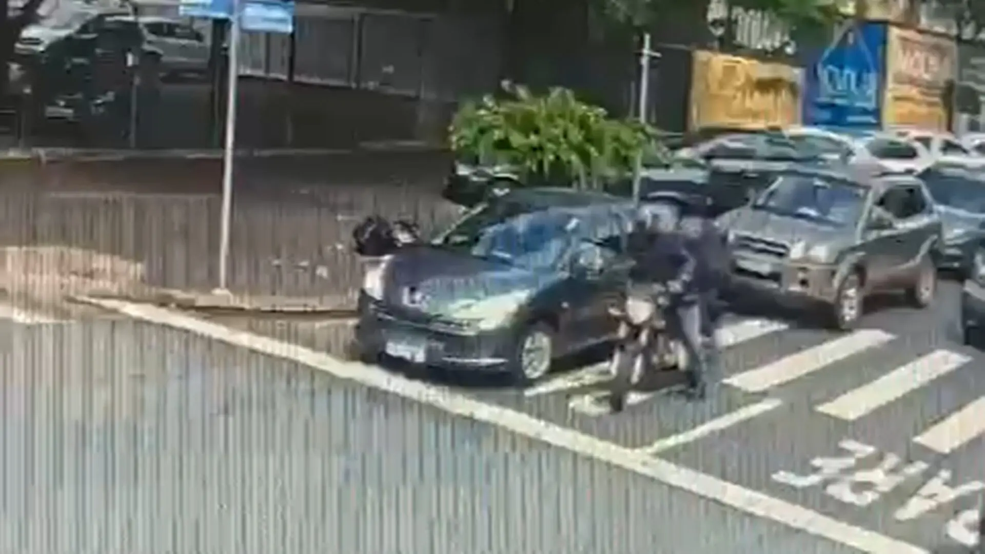 Após briga de trânsito motoboy quebra retrovisor de carro e foge, em Limeira