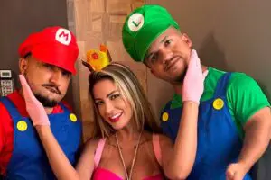 Após cadeirante, Andressa Urach grava vídeo adulto com anões