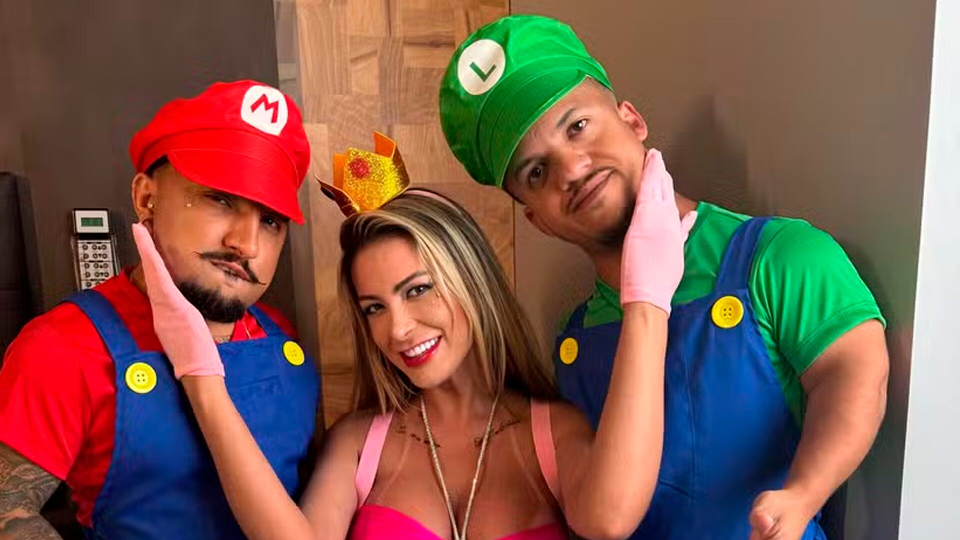 Após cadeirante, Andressa Urach grava vídeo adulto com anões