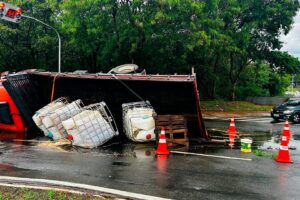 Caminhão tomba em rotatória e afeta trânsito no Anel Viário, em Limeira