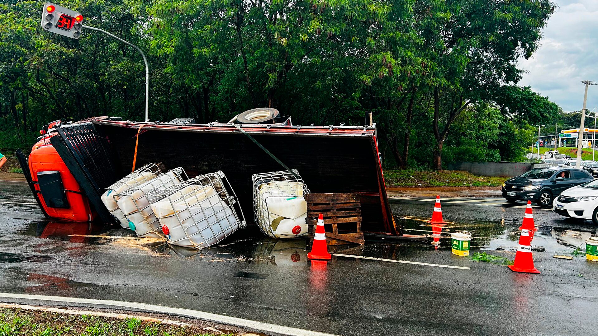 Caminhão tomba em rotatória e afeta trânsito no Anel Viário, em Limeira