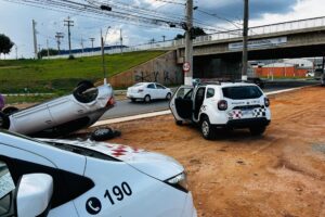 Carro capota na Avenida Campinas, em Limeira